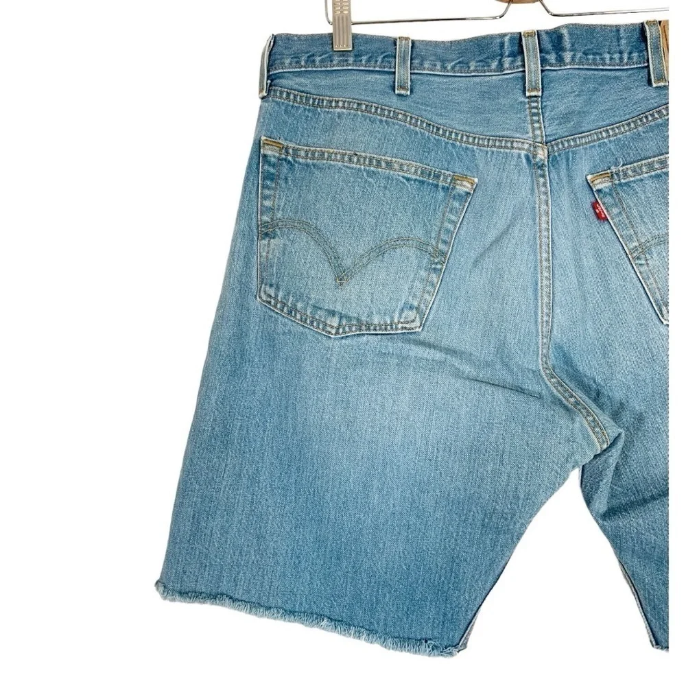 Vintage Levi's Relaxed Fit distressed Jean Shorts Size 40